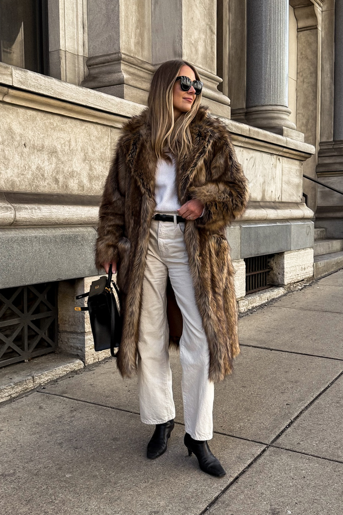 Fashion Jackson faux fur winter jacket white sweater white jeans black boots hermes kelly 32 box sellier black street style Fashion Jackson faux fur winter jacket white sweater white jeans black boots hermes kelly 32 box sellier black street style