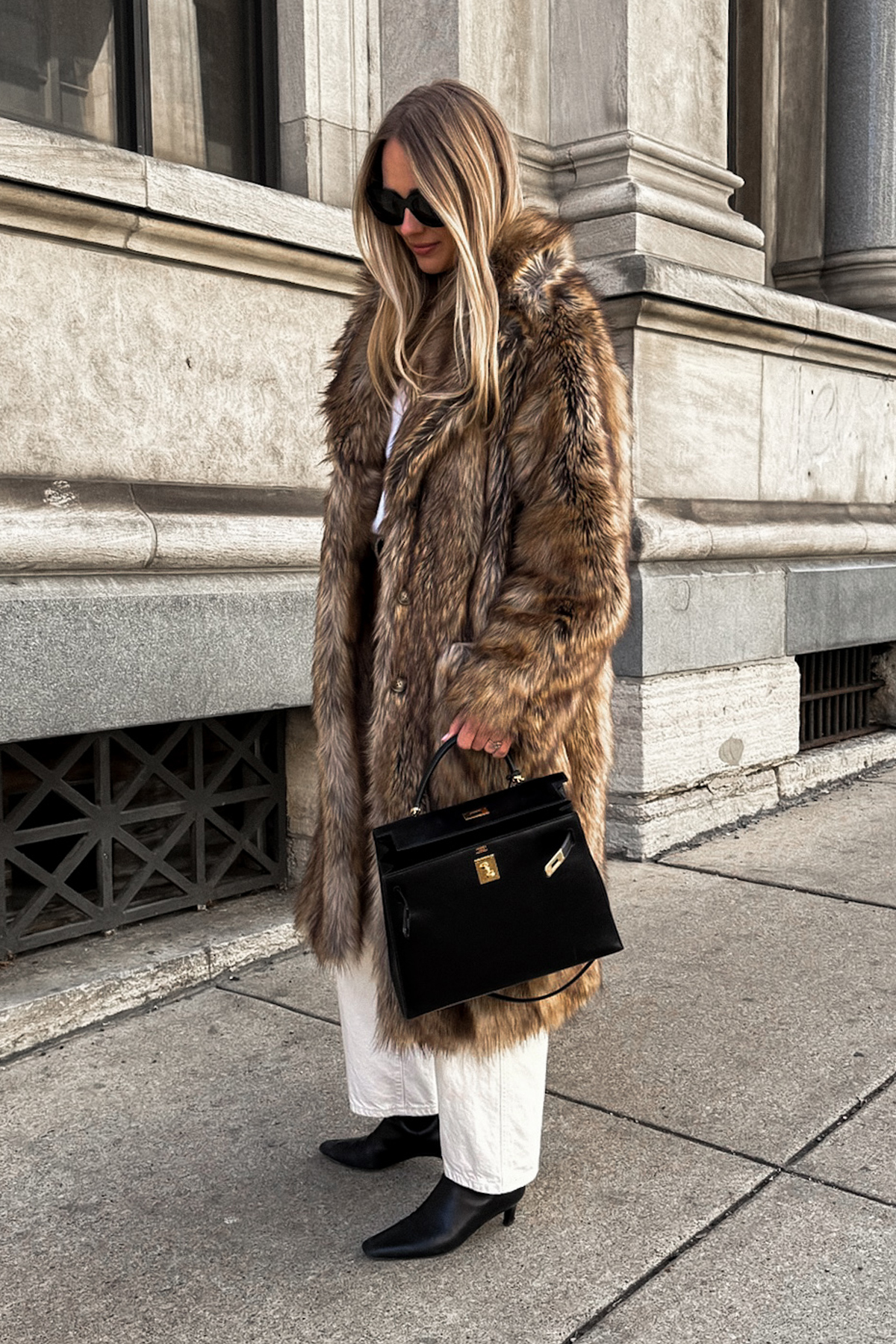 Fashion Jackson faux fur winter jacket white sweater white jeans black boots hermes kelly 32 box sellier black street style Fashion Jackson faux fur winter jacket white sweater white jeans black boots hermes kelly 32 box sellier black street style