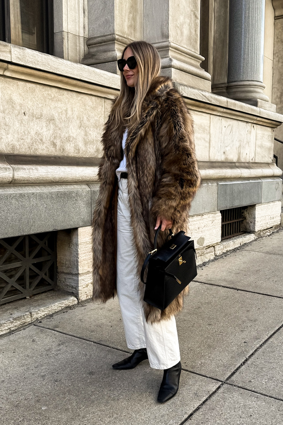Fashion Jackson faux fur winter jacket white sweater white jeans black boots hermes kelly 32 box sellier black street style Fashion Jackson faux fur winter jacket white sweater white jeans black boots hermes kelly 32 box sellier black street style