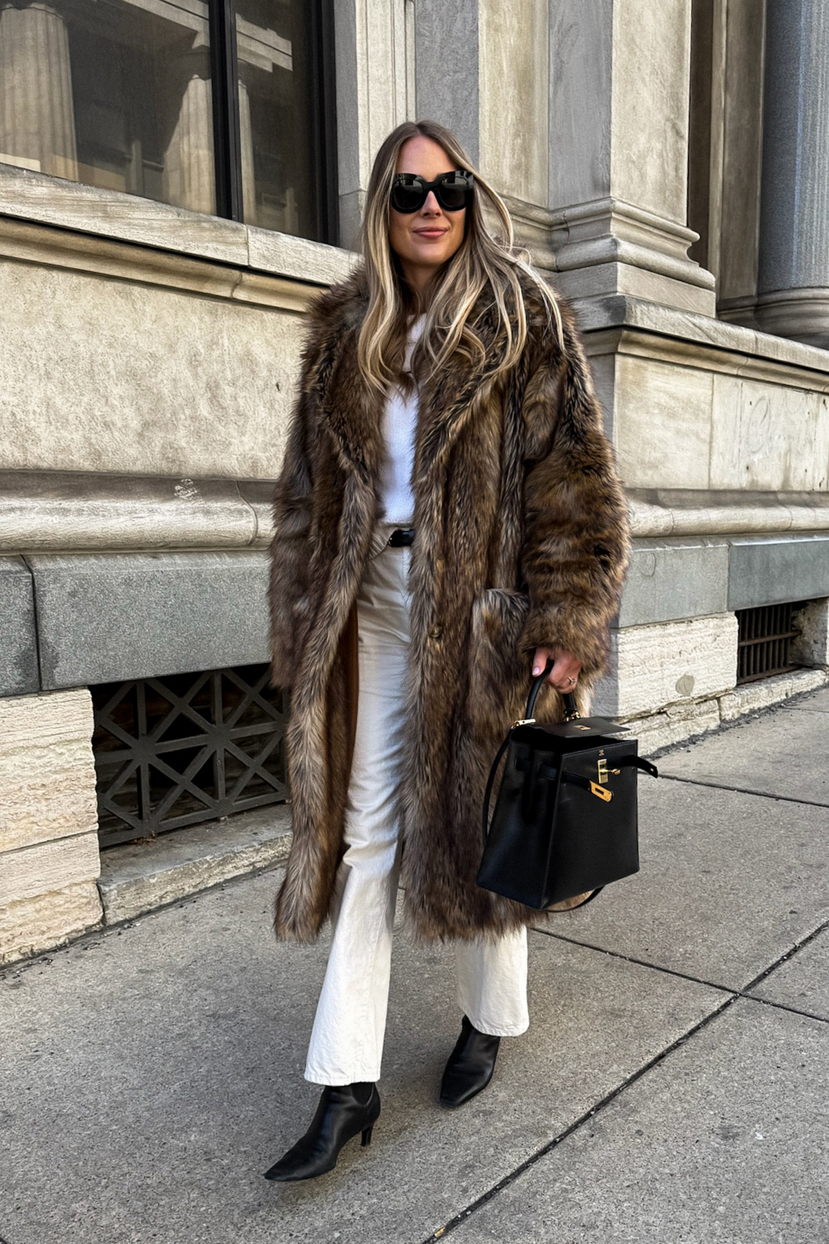 Fashion Jackson faux fur winter jacket white sweater white jeans black boots hermes kelly 32 box sellier black street style Fashion Jackson faux fur winter jacket white sweater white jeans black boots hermes kelly 32 box sellier black street style