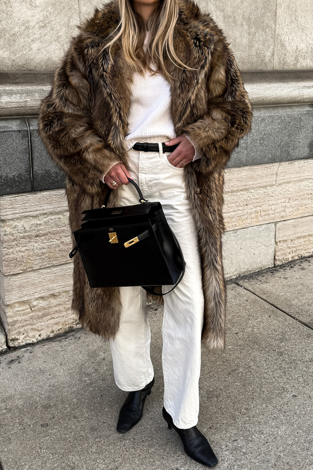 Fashion Jackson faux fur winter jacket white sweater white jeans black boots hermes kelly 32 box sellier black Fashion Jackson faux fur winter jacket white sweater white jeans black boots hermes kelly 32 box sellier black
